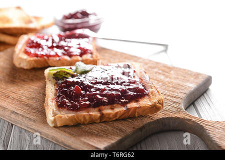 Leckeren Toast mit Marmelade auf Holzbrett Stockfoto