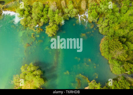 Kroatischen Natur, wunderschöne Wasserfälle auf mreznica River von Luft, Panoramablick im Frühjahr, Reiseziel Stockfoto