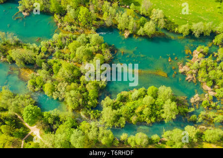 Kroatischen Natur, wunderschöne Wasserfälle auf mreznica River von Luft, Panoramablick im Frühjahr, Reiseziel Stockfoto