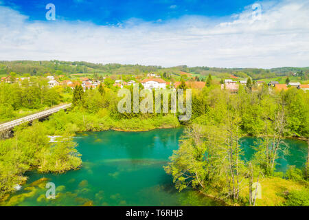 Schöne Landschaft, Kroatisch Fluss Mreznica und Dorf von perna aus Luft, ruhige Wasseroberfläche und Holz Stockfoto