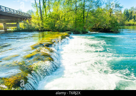 Schönen Wasserfall und Holzbrücke Mreznica Fluss in Perna, Kroatien, grüne Landschaft Landschaft in Karlovac region Stockfoto