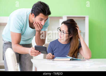 Junge Familie kämpfen mit Personal Finance Stockfoto