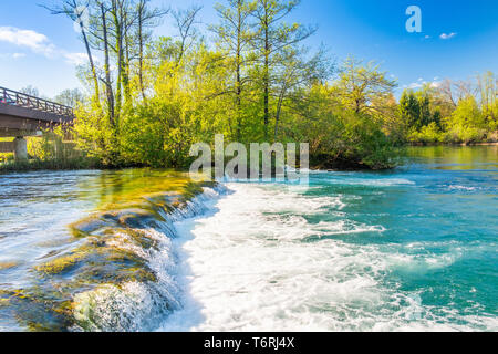 Schönen Wasserfall und Holzbrücke Mreznica Fluss in Perna, Kroatien, grüne Landschaft Landschaft in Karlovac region Stockfoto