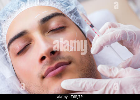 Mann Besuch Arzt für Plastische Chirurgie Stockfoto