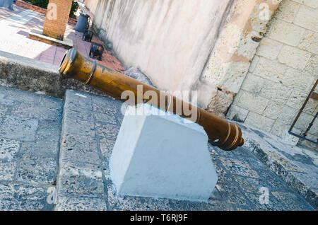 Colonial Kanone am Eingang des Conde Tor in der kolonialzone von Santo Domingo, El Conde Street auf einem warmen und wolkenlosen Tag Stockfoto