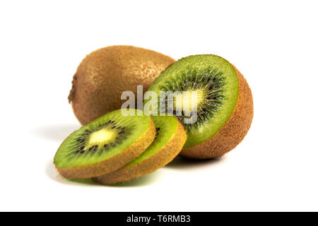 In Scheiben geschnittene Kiwis auf weißem Hintergrund Stockfoto