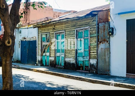 Alten, verlassenen Holzhaus, mit typisch Dominikanische design in der Kolonialzone von Santo Domingo, Blau und Gelb überdacht mit Zink Platten Stockfoto