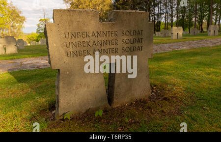 Grabsteine Kennzeichnung die Gräber von drei nicht identifizierten deutschen Soldaten in Hürtgen War Cemetery in Hürtgenwald Wald Stockfoto