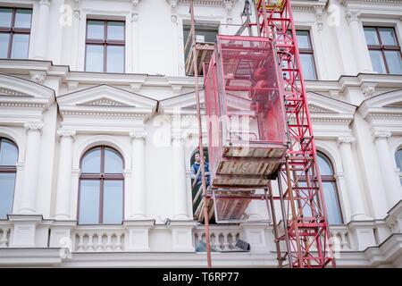 Prag, Tschechische Republik 3. März 2019. Fassade Restaurierung Konzept. Schönen historischen Prager Haus und Gerüst Aufzug Stockfoto