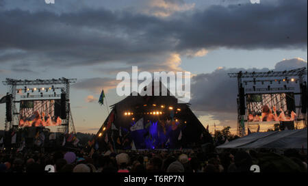 Glastonbury Musikfestival Pyramide Stadium bei Sonnenuntergang, sehr launisch Bild mit Gewitterwolken Stockfoto