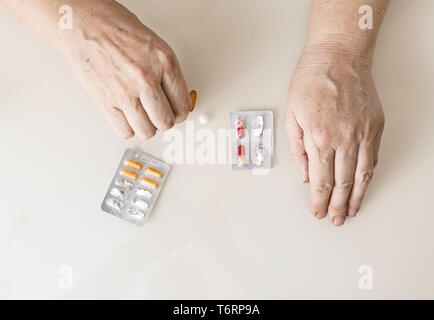 Sport, gesunder Lebensstil, Medizin, Nahrungsergänzung und Personen Konzept - Nahaufnahme der mans hand Kapseln Stockfoto