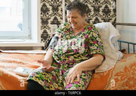 Frau Blutdruck messen mit tonometer selbst zu Hause Stockfoto