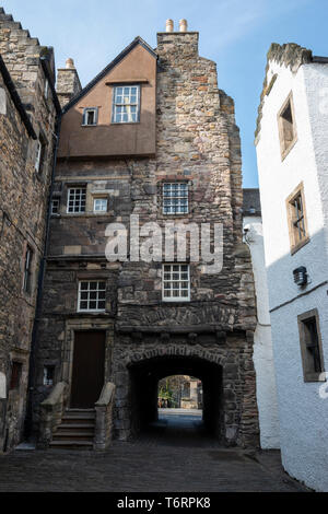 Backhaus schließen, Outlander Drehort, Canongate in der Altstadt von Edinburgh, Schottland, Großbritannien Stockfoto