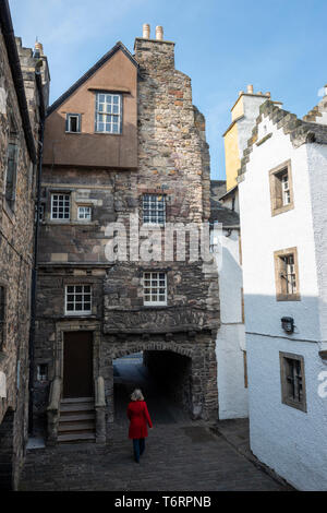 Backhaus schließen, Outlander Drehort, Canongate in der Altstadt von Edinburgh, Schottland, Großbritannien Stockfoto