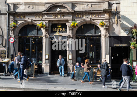 Die Mitra Bar auf der Hohe Straße in der Altstadt von Edinburgh, Schottland, Großbritannien Stockfoto