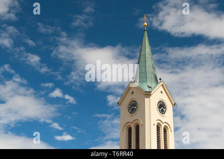 Spätbarocke Kirche St. Wenzel, Baujahr 1743-1756, ist nicht nur ein Wahrzeichen der Stadt, sondern auch die Pfarrkirche von Mníšek pod Brdy Römisch-Kath. Stockfoto