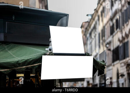 Rechteckige leer Schilder auf der Straße in der Stadt - Bild Stockfoto