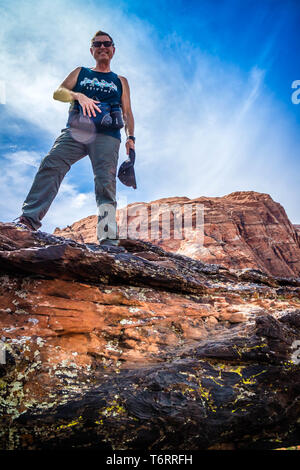 Snow Canyon SP, UT, USA - 31. März 2018: ein Mann, der Wanderer ist auf der Oberseite des Canyon Stockfoto