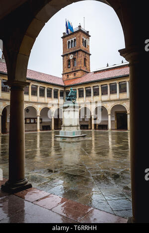 Statue von Erzbischof Fernando de Valdés Salas auf dem Hof des ursprünglichen historischen Gebäude der Universität von Oviedo in Oviedo, Spanien Stockfoto