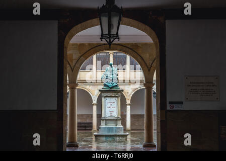 Statue von Erzbischof Fernando de Valdés Salas auf dem Hof des ursprünglichen historischen Gebäude der Universität von Oviedo in Oviedo, Spanien Stockfoto