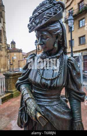 La Regenta Skulptur von Mauro Alvarez, Fernandez am Cathedral Square in Oviedo in Asturien, Spanien Stockfoto