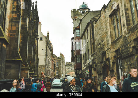 EDINBURGH, Schottland - September 09, 2018: besetzt von Edinburgh Royal Mile (Die highstreet) ist eine der bekanntesten Straßen in Schottland und ein Bürgermeister touri Stockfoto