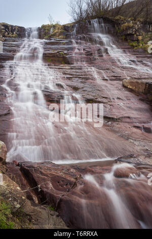 Malerische, bunte, leistungsstarke Mönch springen Wasserfall auf alten Berg, den höchsten in Serbien, Streaming der Dunkle, felsige Klippe Stockfoto