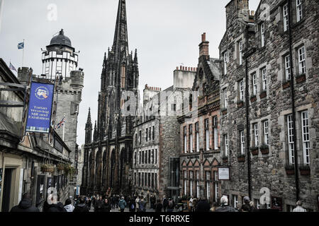 EDINBURGH, Schottland - September 09, 2018: besetzt von Edinburgh Royal Mile (Die highstreet) ist eine der bekanntesten Straßen in Schottland und ein Bürgermeister touri Stockfoto