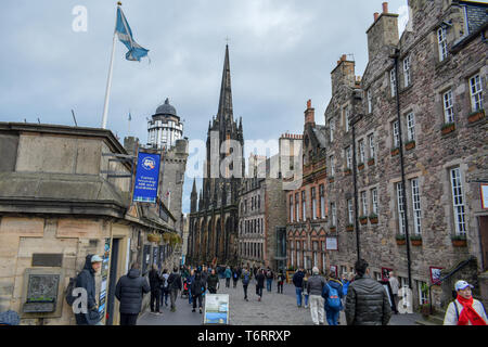 EDINBURGH, Schottland - September 09, 2018: besetzt von Edinburgh Royal Mile (Die highstreet) ist eine der bekanntesten Straßen in Schottland und ein Bürgermeister touri Stockfoto