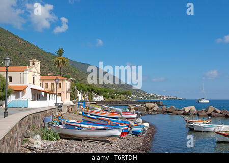 Angelboote/Fischerboote am Strand in Lingua, Salina, die Äolischen Inseln, der UNESCO, aus Sizilien, Provinz Messina, Italien Stockfoto