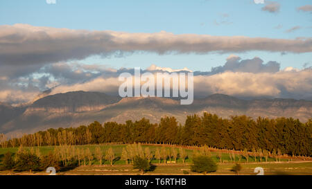 Sonnenuntergang über den Bergen in der Nähe von Babylonstoren, Franschhoek, Wein Route Südafrika Stockfoto