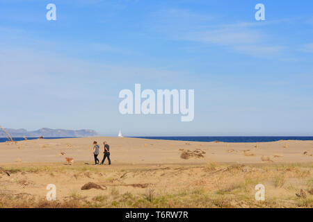 Paar in den Dünen am Strand von Sant Pere Pescador, in der Nähe der Mündung des Flusses Muga, Provinz Girona, Katalonien, Spanien Stockfoto