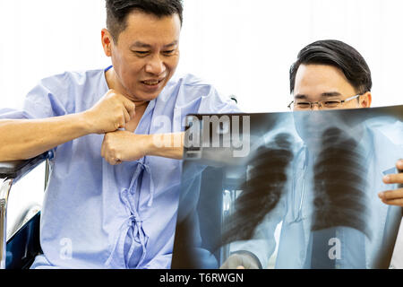 Arzt erklären, x-ray Ergebnisse Stockfoto