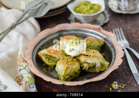 Türkische Süßspeise Baklava mit Eis auf Kupferplatte. Stockfoto