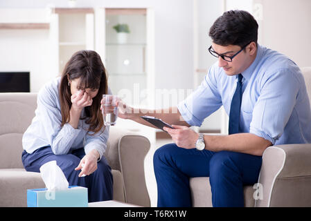 Junge Frau, die in der männlichen Psychologe für Unreciprocated Liebe Stockfoto