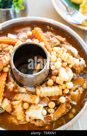 Saure Suppe mit Fisch Stockfoto