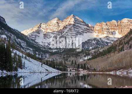 Kastanienbraune Glocken und Maroon See Landschaft Stockfoto