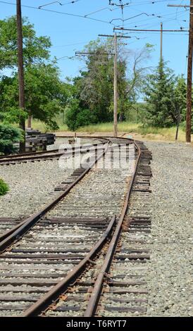 Sie suchen die Eisenbahntrasse von eine elektrische Lokomotive in Kalifornien. Stockfoto