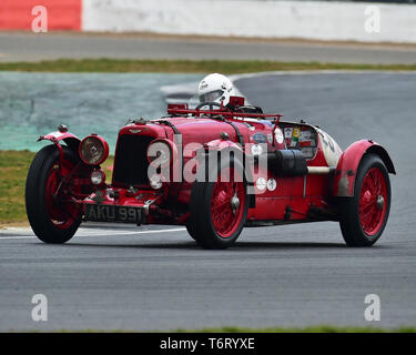 Edward Bradley, Aston Martin Ulster, Fuchs und Nicholl Trophy, VSCC, Formel Vintage, Silverstone, Northamptonshire, England, April 2019, Schaltung r Stockfoto