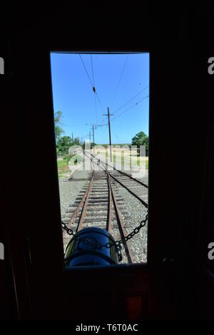 Sie suchen die Eisenbahntrasse von eine elektrische Lokomotive in Kalifornien. Stockfoto