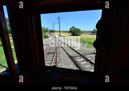 Sie suchen die Eisenbahntrasse von eine elektrische Lokomotive in Kalifornien. Stockfoto