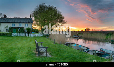 Einen atemberaubenden Sonnenuntergang über Liegeplätze an der West Somerton auf der Norfolk Broads Stockfoto