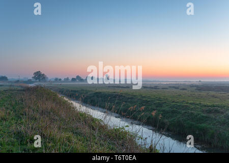 Über West Somerton Entwässerung Mühle Dämmerung auf dem Fluss Thurne in der Norfolk Broads Stockfoto