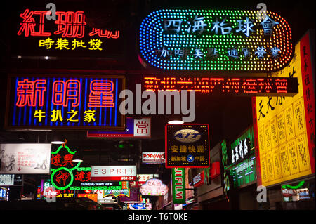 19.03.2019, Singapur, Republik Singapur, Asien - Bunte business Leuchtreklamen der Mongkok Revier an der Jurong Point Shopping Mall. Stockfoto