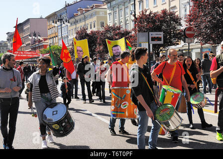 Triest, Italien, 1. Mai 2019. Fünf tausend Menschen sammeln und Marsch durch die Stadt Triest, wie jedes Jahr, zum Tag der Arbeit. Am gleichen Tag, sie feiern auch die Befreiung von Triest am 1. Mai 1945, als die jugoslawischen Partisanen, in einem gemeinsamen rffort mit italienischen Partisanen, Triest eingetragen und fuhr die NS-Faschisten aus der Stadt. Trotz des Regierenden Bürgermeisters Verbannung jeglicher simbol der Italo-Yugoslavian Widerstand, unter der Flagge des ehemaligen Jugoslawien und der Italienischen Partizan Brigaden. Stockfoto