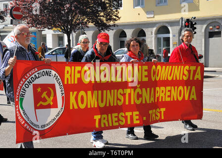 Triest, Italien, 1. Mai 2019. Fünf tausend Menschen sammeln und Marsch durch die Stadt Triest, wie jedes Jahr, zum Tag der Arbeit. Am gleichen Tag, sie feiern auch die Befreiung von Triest am 1. Mai 1945, als die jugoslawischen Partisanen, in einem gemeinsamen rffort mit italienischen Partisanen, Triest eingetragen und fuhr die NS-Faschisten aus der Stadt. Trotz des Regierenden Bürgermeisters Verbannung jeglicher simbol der Italo-Yugoslavian Widerstand, unter der Flagge des ehemaligen Jugoslawien und der Italienischen Partizan Brigaden. Stockfoto