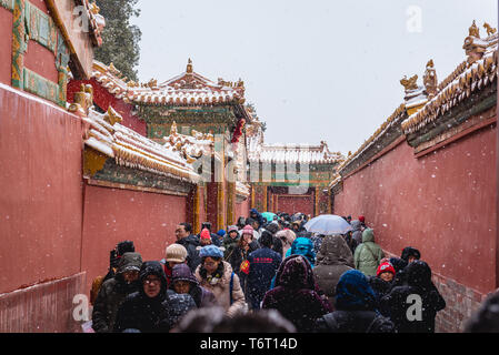 Masse der Touristen in der Gasse in die verbotene Stadt in Peking, China Stockfoto