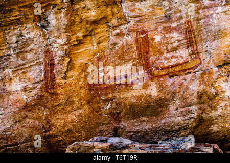 Einheimischer Guide erklärt Aborigine Rock Kunst in Long Tom Träumen, Gunbalanya, Australien Stockfoto