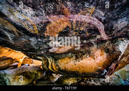 Einheimischer Guide erklärt Aborigine Rock Kunst in Long Tom Träumen, Gunbalanya, Australien Stockfoto