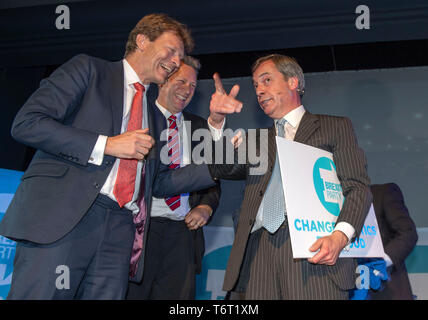 Brexit Partei EU-Wahlen Start der Kampagne im Neon in Newport, South Wales. Brexit-Chef Nigel Farage neben Brexit Partei Vorsitzender Richard Tice (links) und Brexit Kandidat Nathan Gill (Mitte) am Ende der Veranstaltung. Stockfoto